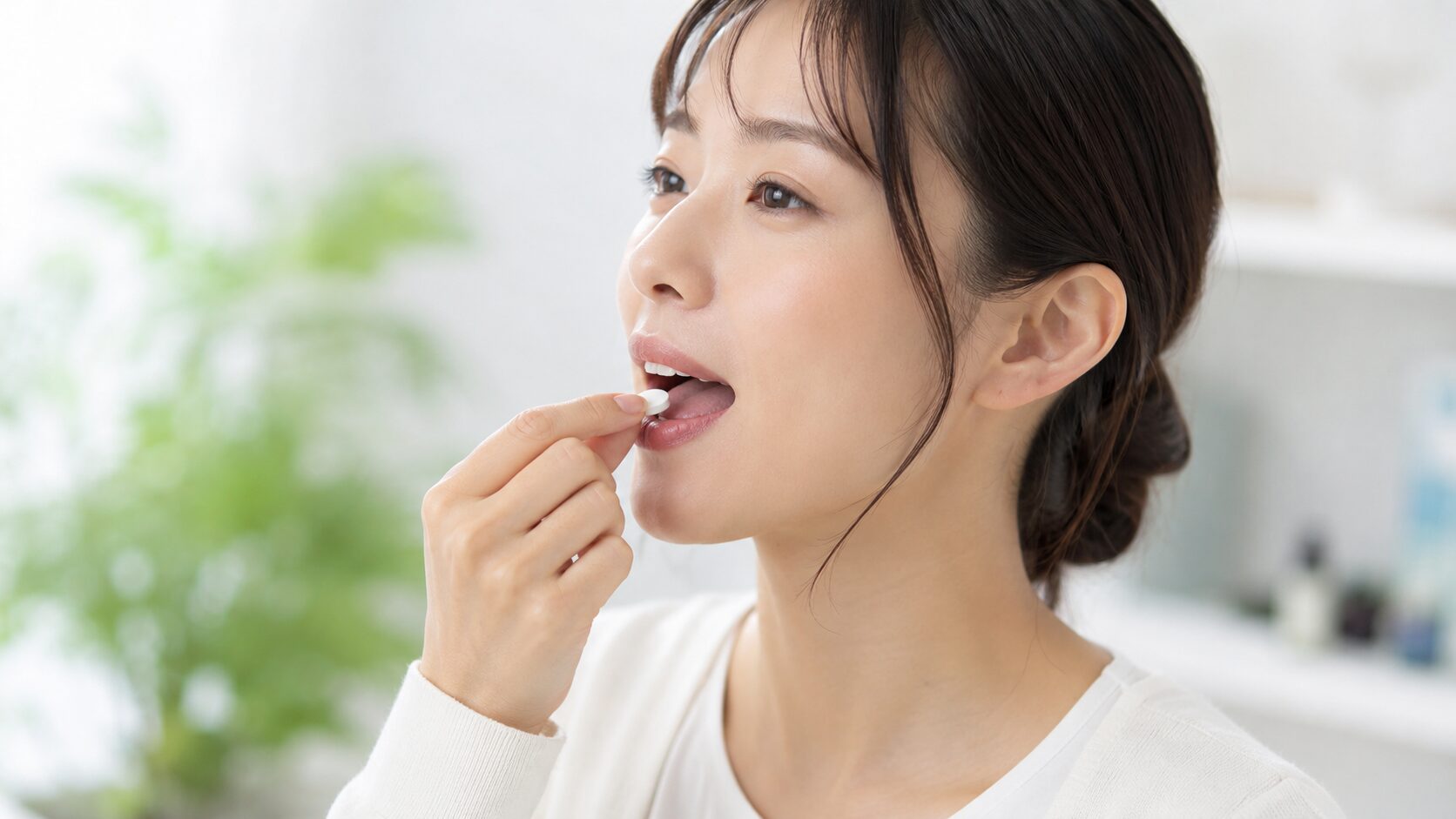 シダキュアを舌下に置く女性の服用イメージ