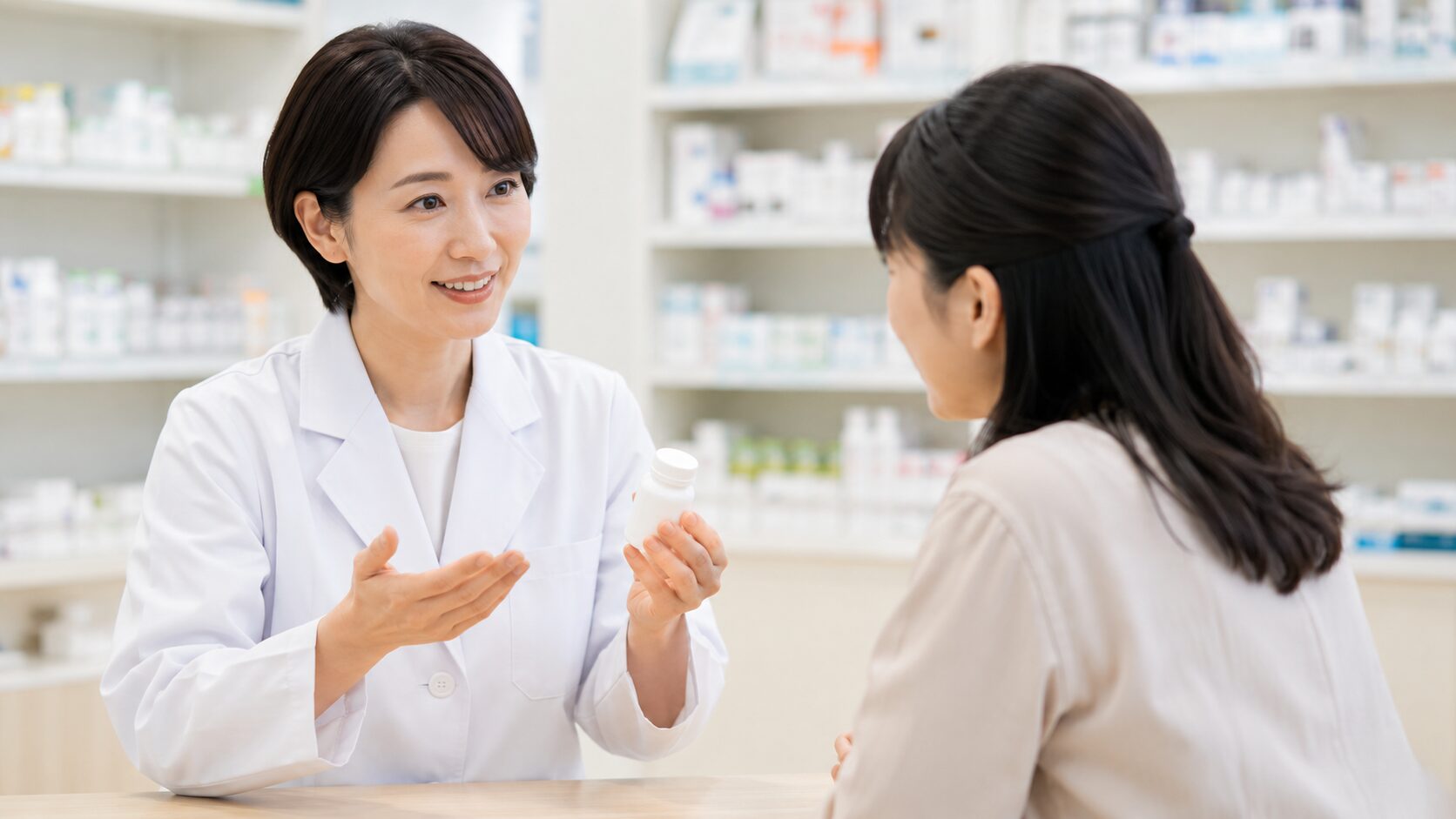 薬剤師がシダキュアの飲み方を相談者に説明する様子